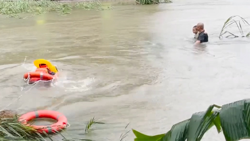 莆田:小孩台风天落水 市民与消防员奋力救援