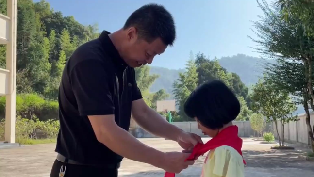 视频丨5个人的升旗仪式
