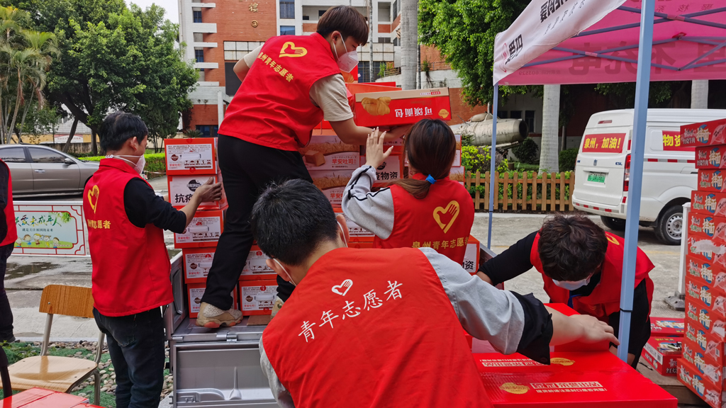 组图｜福建泉州：战“疫”一线涌动“志愿红”